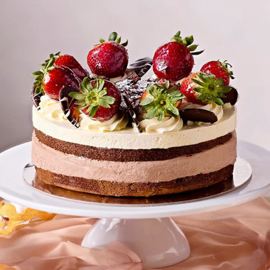 Read more about the article Chocolate Mousse Strawberry Delight Cake