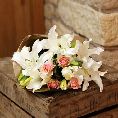 Read more about the article White Lily & Pink Rose Bouquet Online