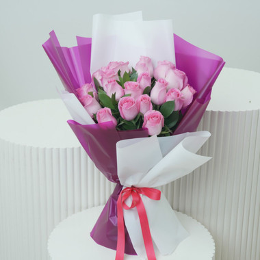 Read more about the article Buy Pink Beauty 21 Roses Bouquet Online