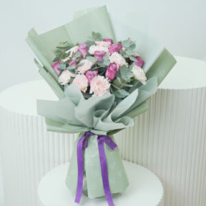 Read more about the article Buy Queen 21 Roses & Pink Carnations Bouquet Online
