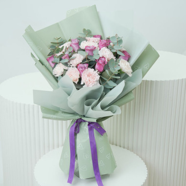 You are currently viewing Buy Queen 21 Roses & Pink Carnations Bouquet Online