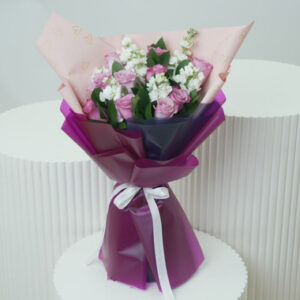 Read more about the article Purple Roses & White Matthiola Bouquet Online UAE